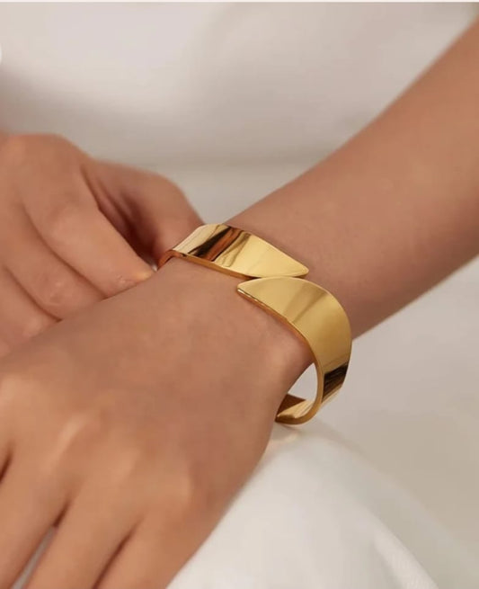 Bold Gold-Plated Open Kada Bracelet – Modern & Chic Statement Jewelry