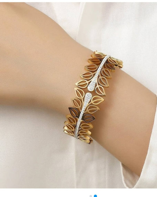 Gold-Plated Leaf Design Kada Bracelet – Elegant Nature-Inspired Jewelry