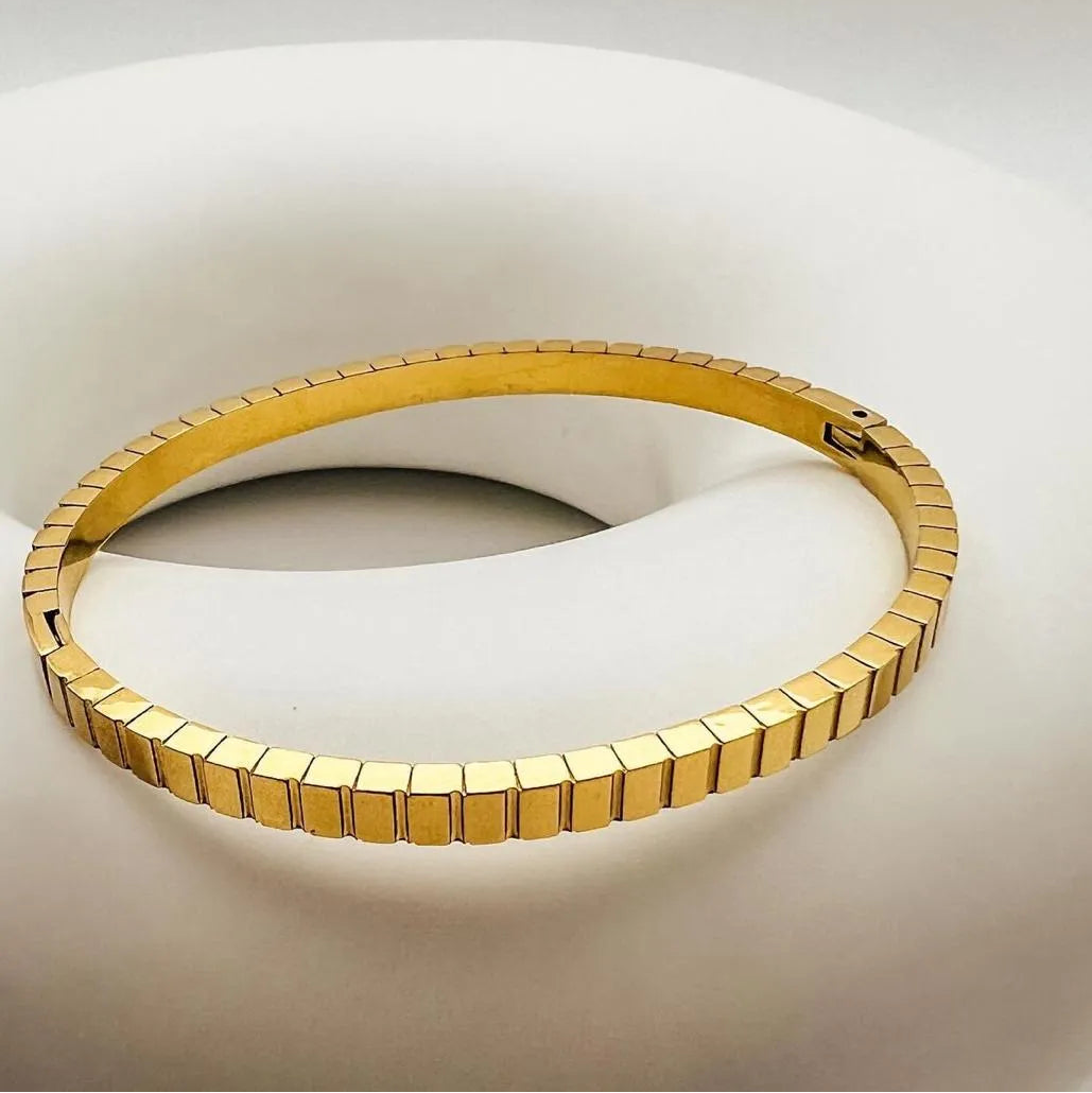Sleek Gold Diamond Kada