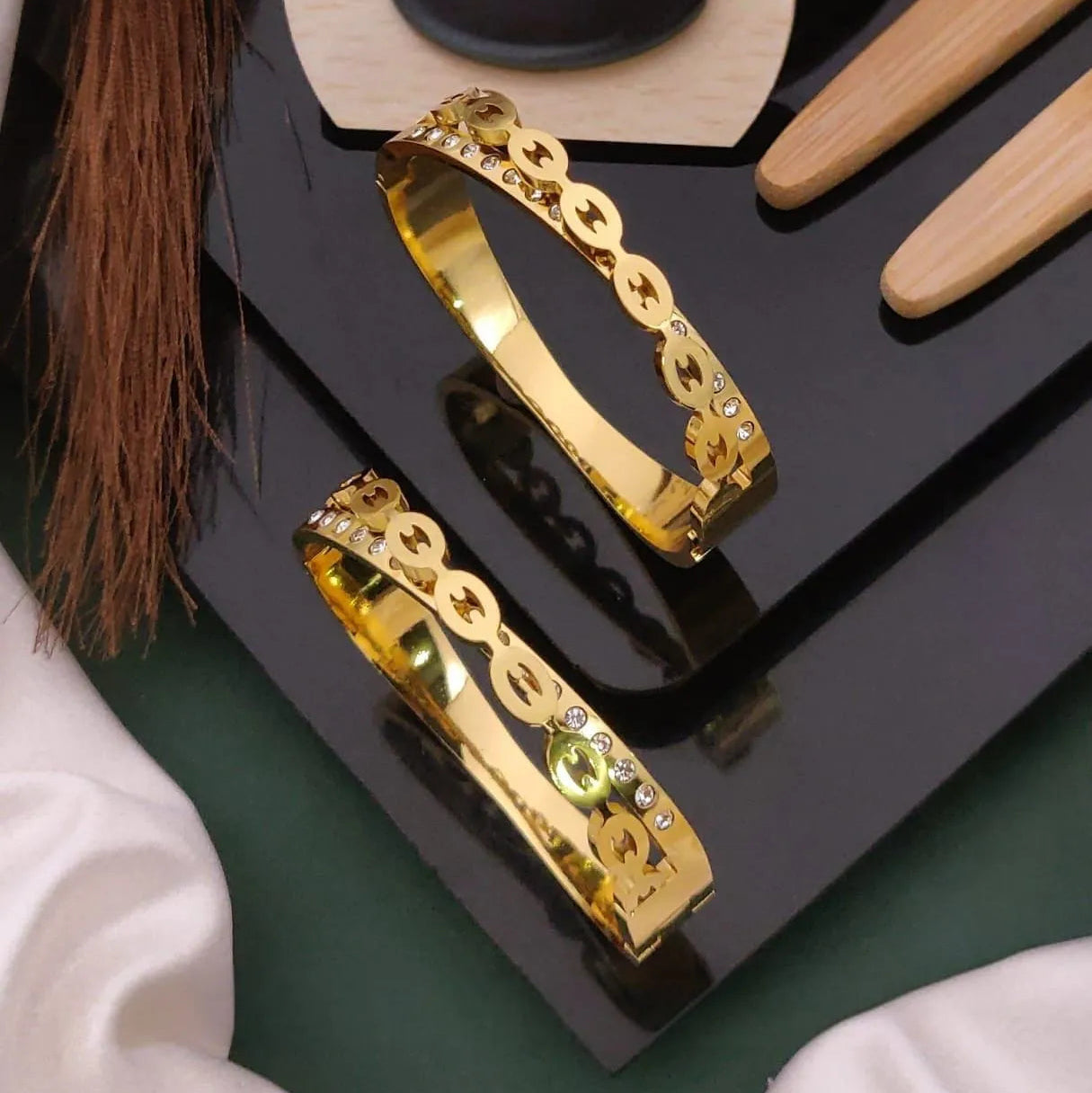 Circular Motif Crystal Gold Kada
