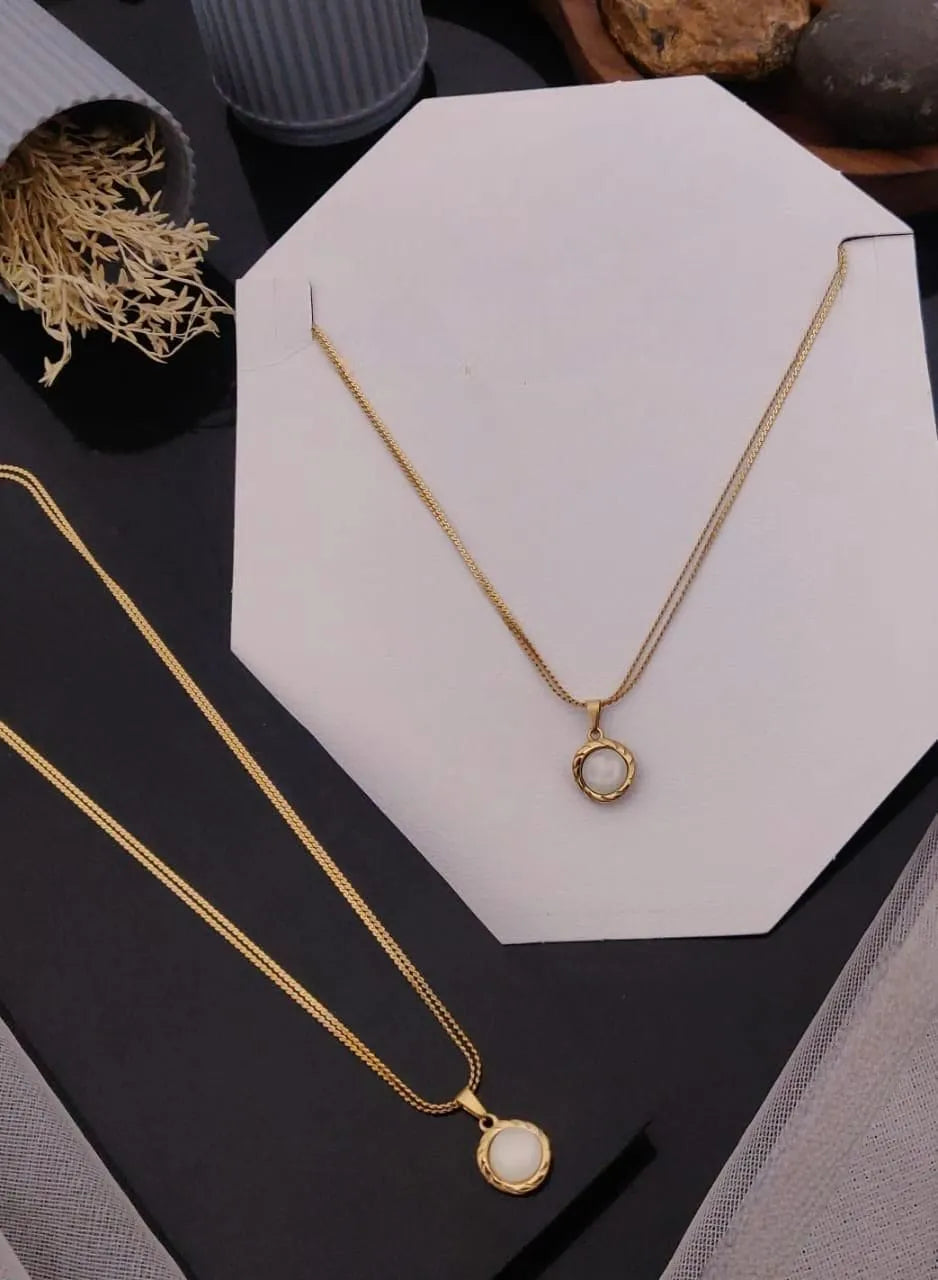 Vintage Gold-Plated Pearl Pendant Layered Necklace