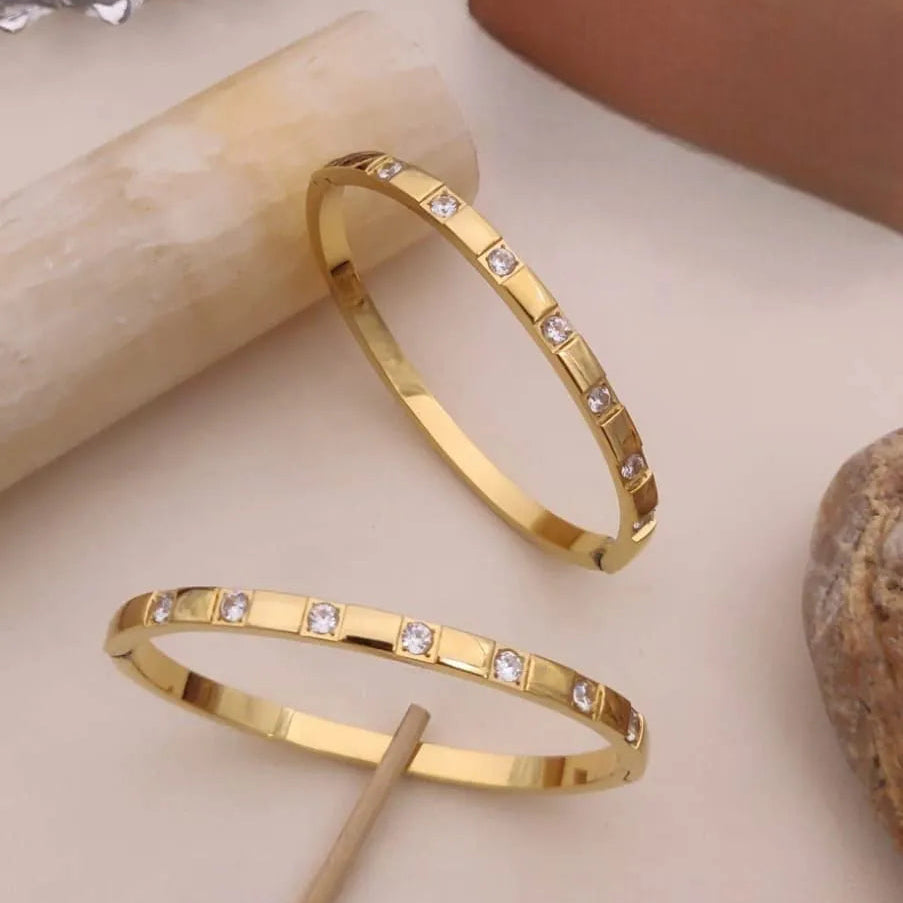 Diamond-Embedded Design Classy kada