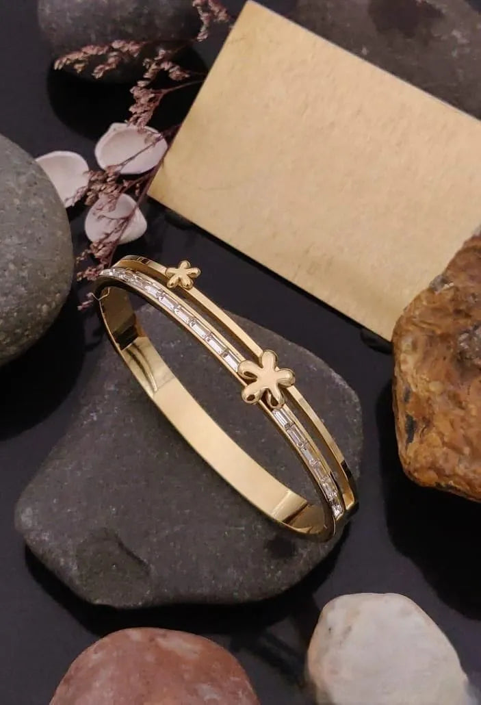 Flower Diamond Line Gold Kada