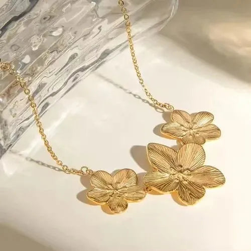 Elegant Gold Flower Necklace