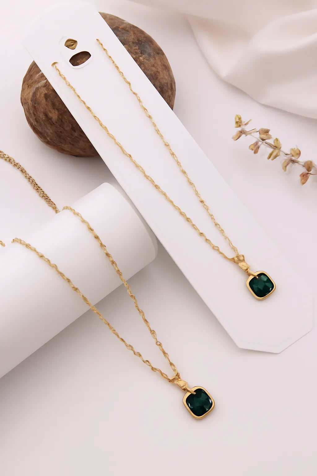 Elegant Emerald Pendant Necklace