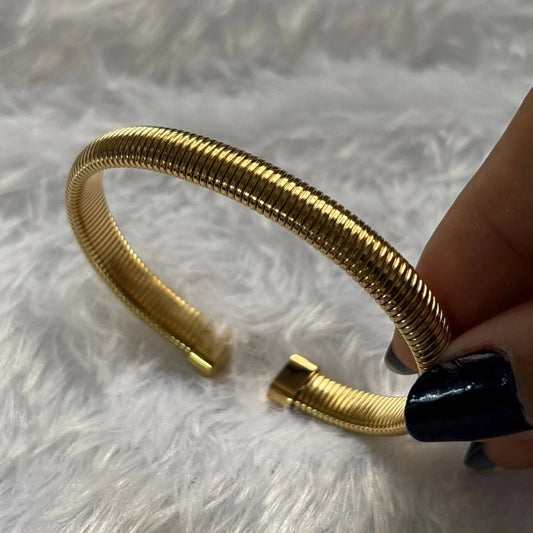 Linea Ribbed Gold Kada