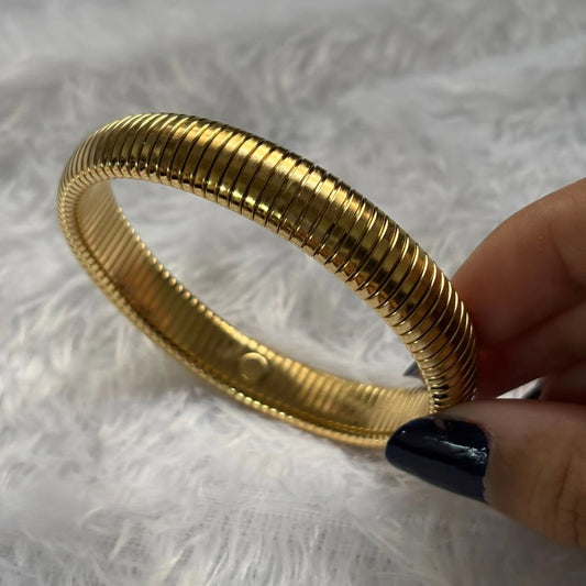 Velora Coil Gold Kada