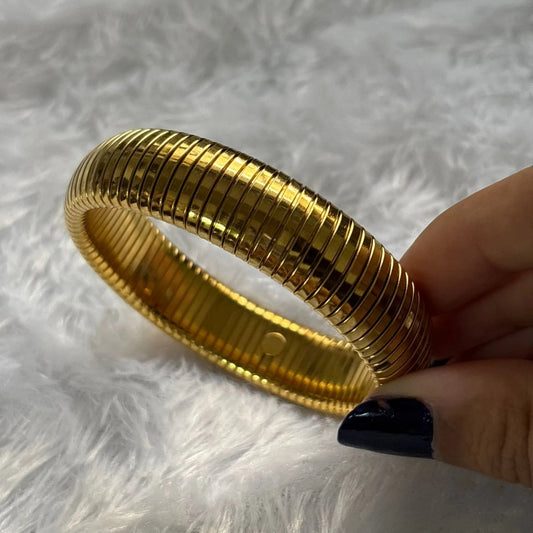 Elara Ribbed Gold Kada