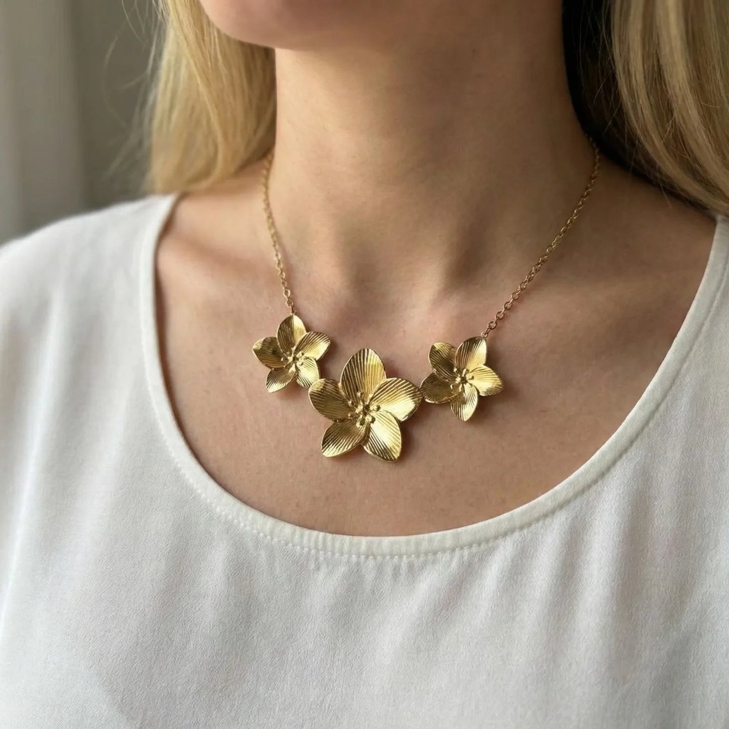 Elegant Gold Flower Necklace