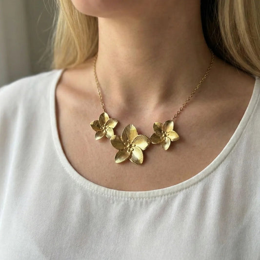 Elegant Gold Flower Necklace