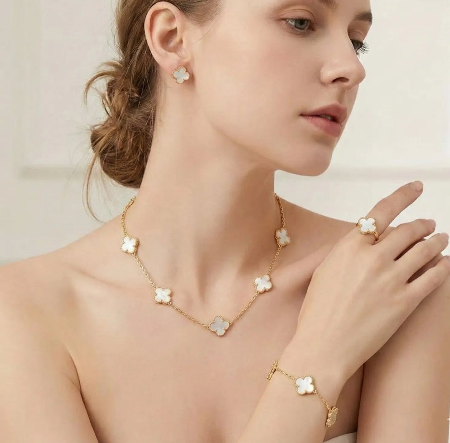 White Clover Elegance  Necklace & Earrings Set