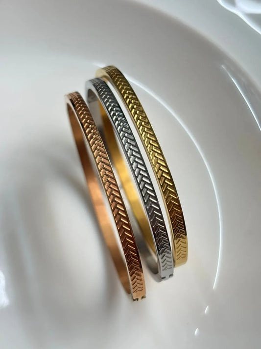 Sleek Tri-Color Geometric Kada