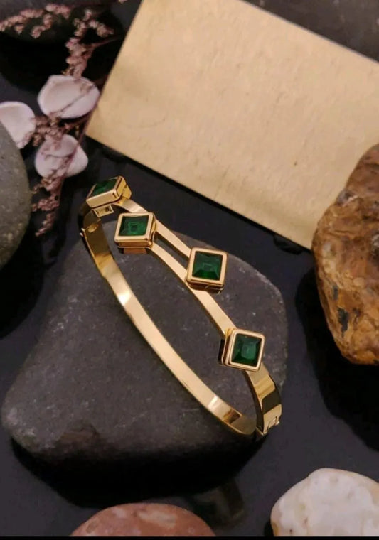 Green Square Stone Accents kada