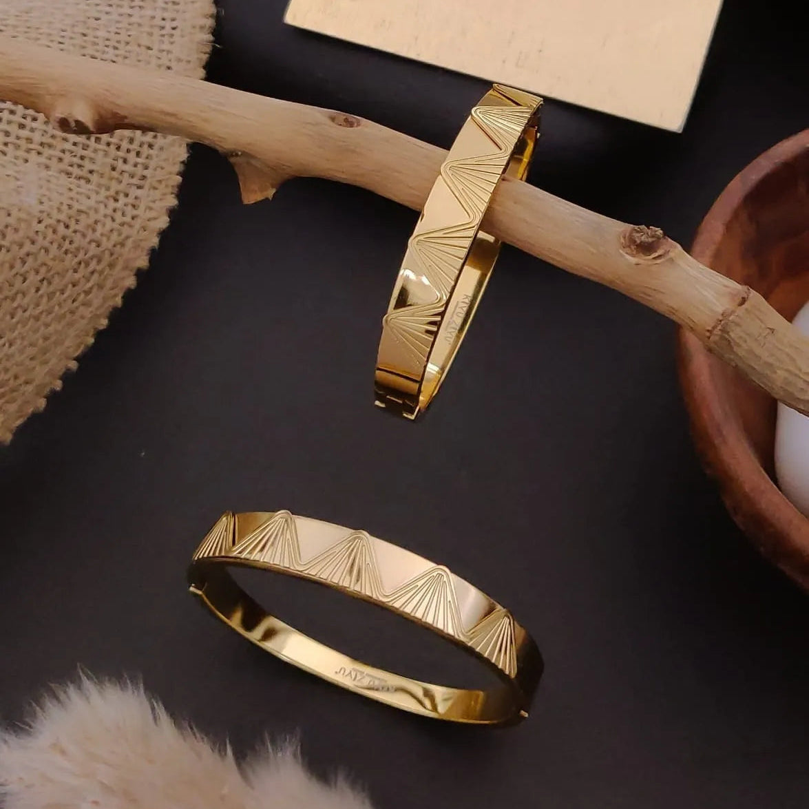 eometric Etched Gold Kada