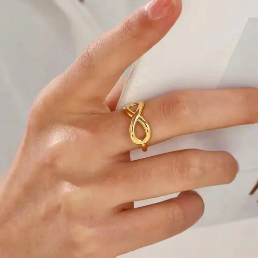 Eterna Loop Infinity Ring