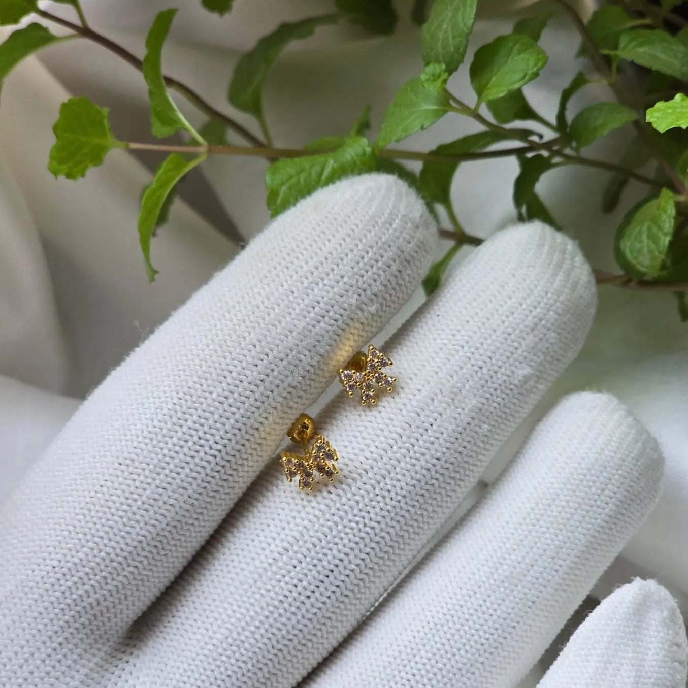 Twinkle Bow Gold Ear Piercing