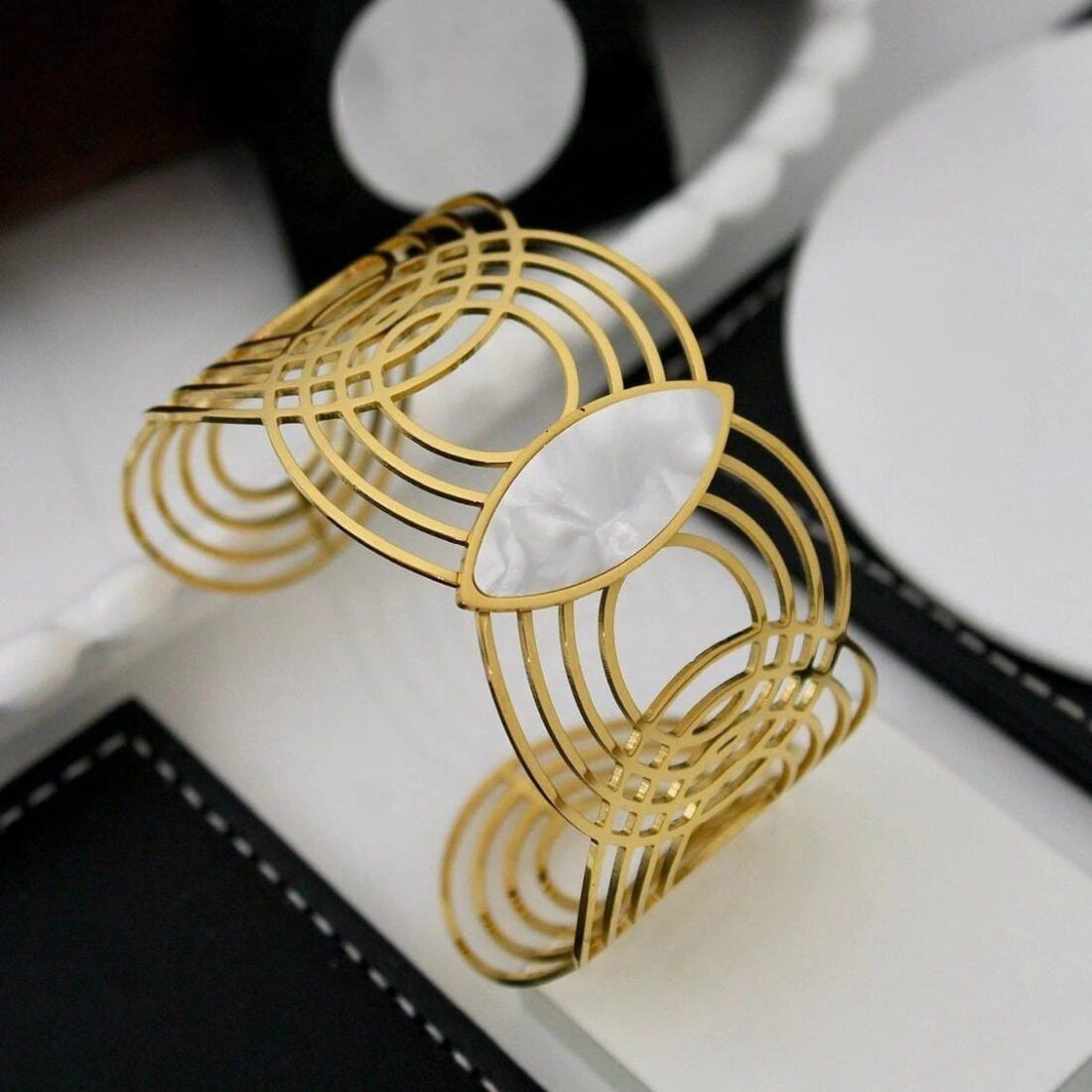 Aurelia Geo Pearl Gold Kada