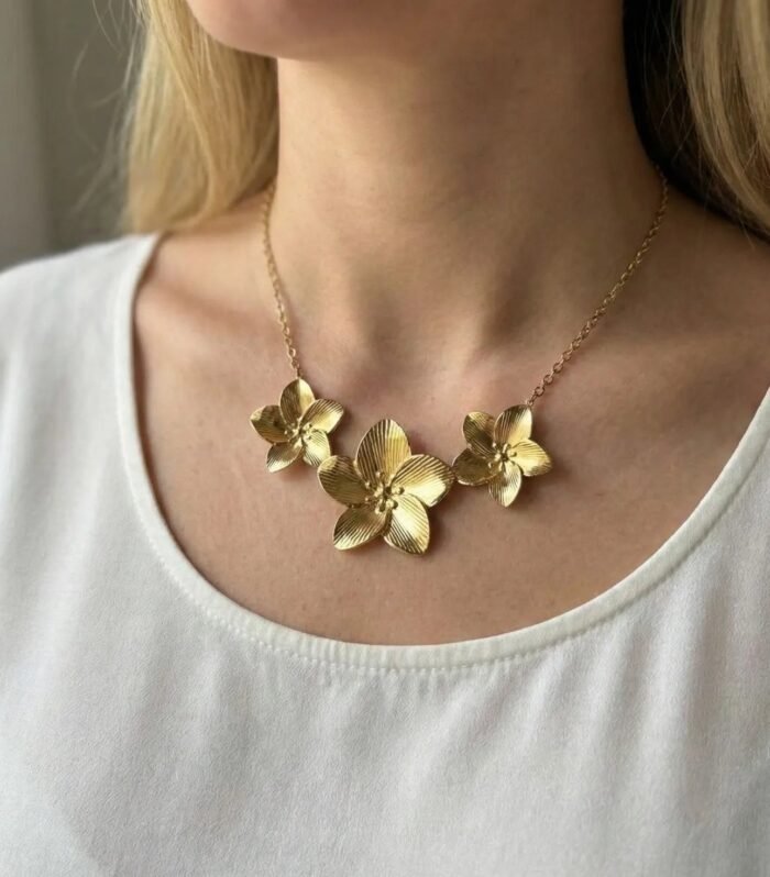 Elegant Gold Flower Necklace