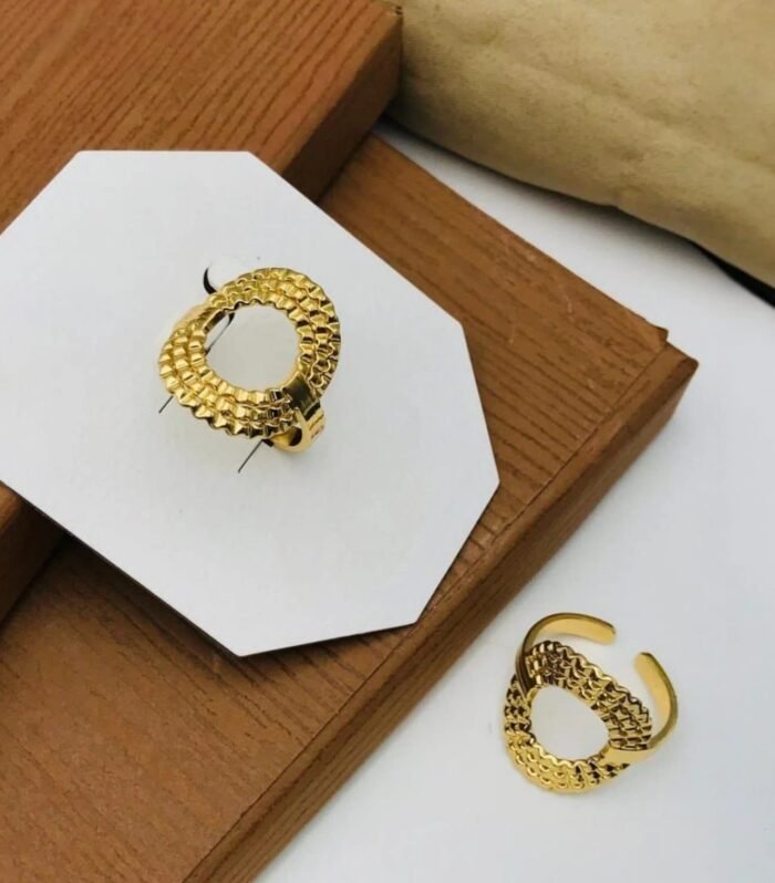 Helix Chain Sculpted Gold Ring