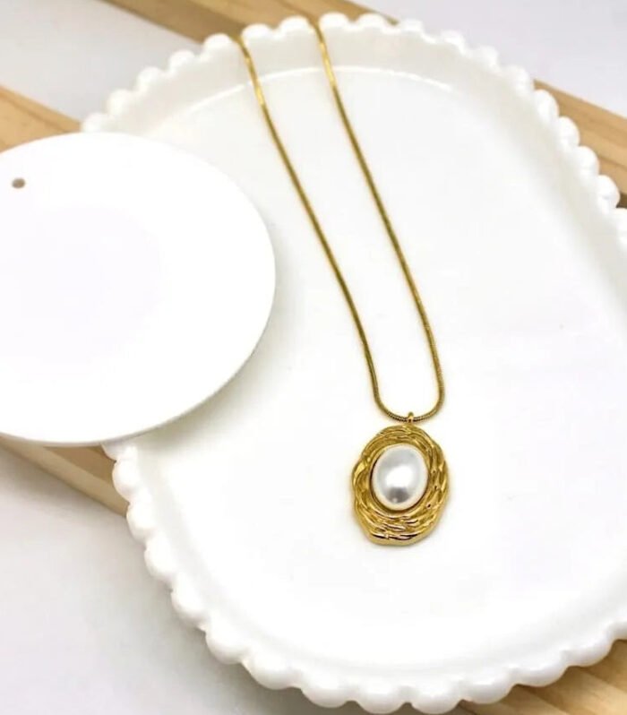 Vintage Pearl Oval Necklace