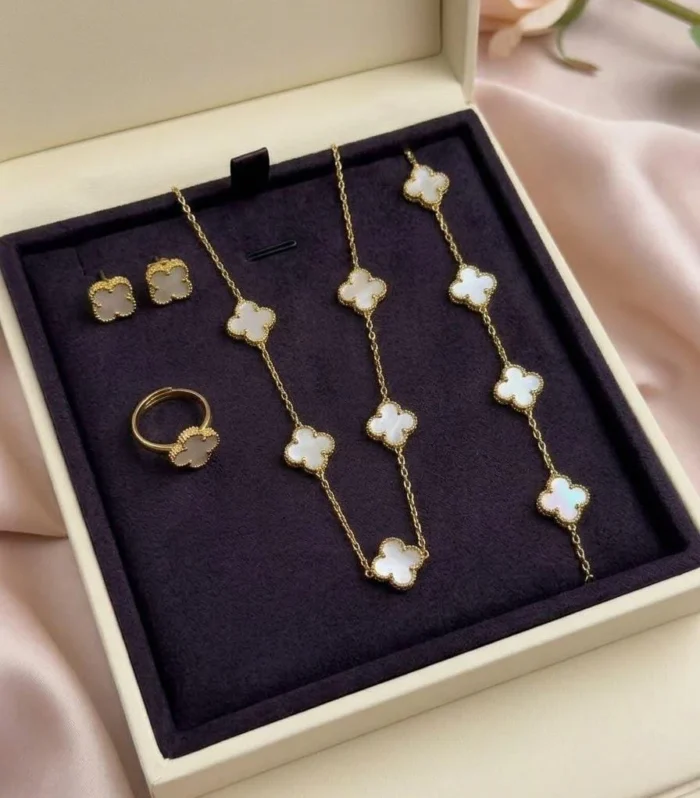 Alora Clover Elegance Necklace with Earring Set