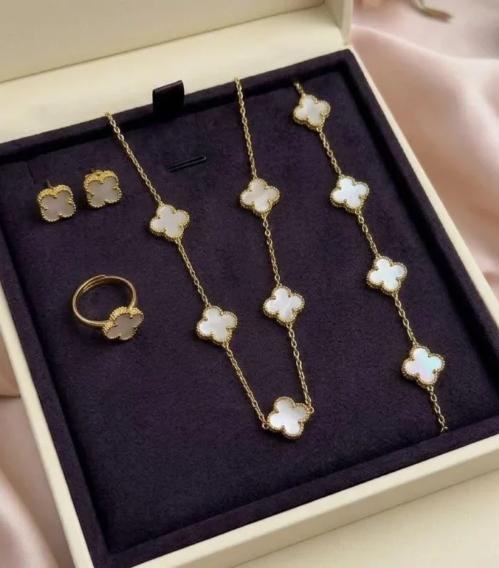 Alora Clover Elegance Necklace with Earring Set